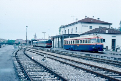 dal sito hrohrer.ch Ferrovia Adria - Mestre / Ferrovie dello Stato 15 aprile 1989 AD 808, treno locale 6452 Chioggia - Venezia ALn 773.3516 + Ln 664.3504 a Chioggia
